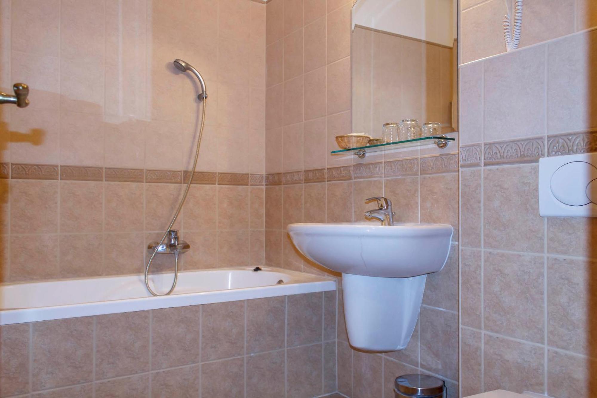 Pannon Hotel Bejelentkezes 20 Oraig, Check-In Until 20 O'Clock, Einchecken Bis 20 Uhr Mohacs Exterior photo
