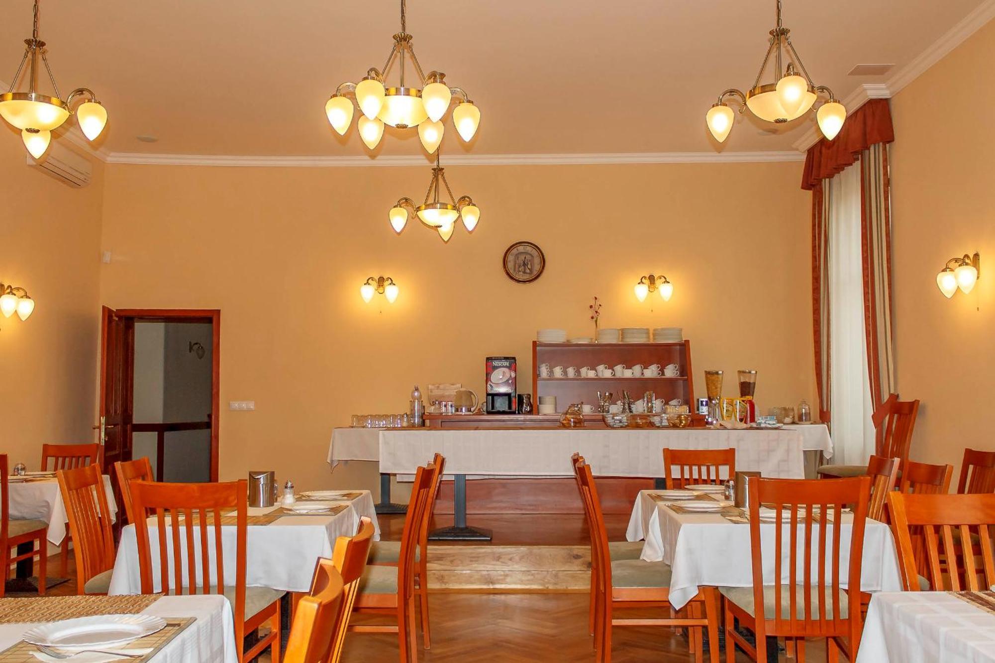 Pannon Hotel Bejelentkezes 20 Oraig, Check-In Until 20 O'Clock, Einchecken Bis 20 Uhr Mohacs Exterior photo