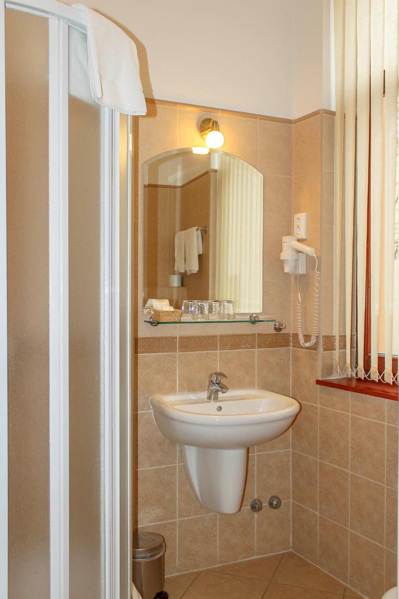 Pannon Hotel Bejelentkezes 20 Oraig, Check-In Until 20 O'Clock, Einchecken Bis 20 Uhr Mohacs Exterior photo